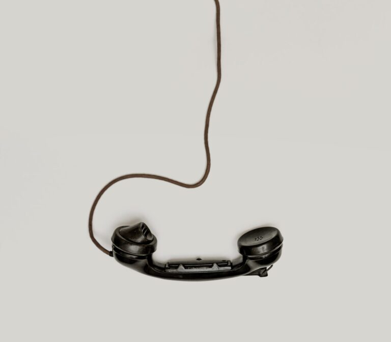 telefono con cavo su sfondo grigio