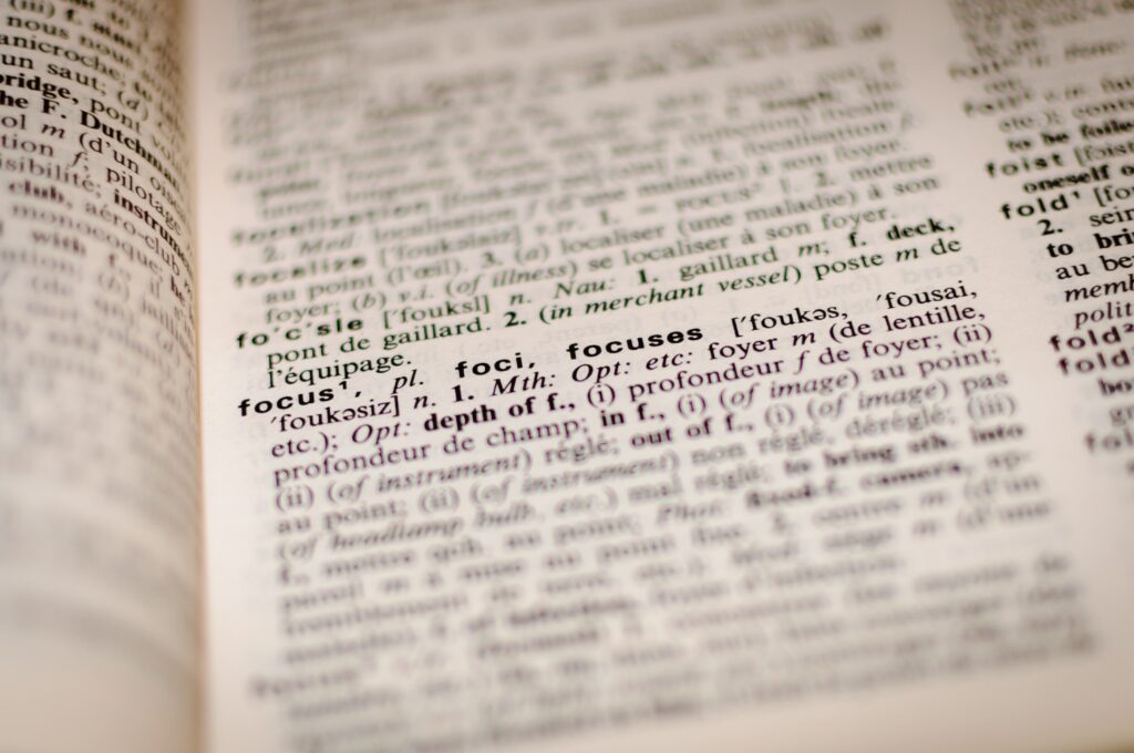 Primo piano di una pagina di dizionario con la parola 'focus' evidenziata